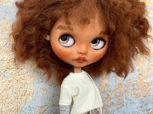 Blythe doll custom with natural alpaca wig – Trish by KattySuzume